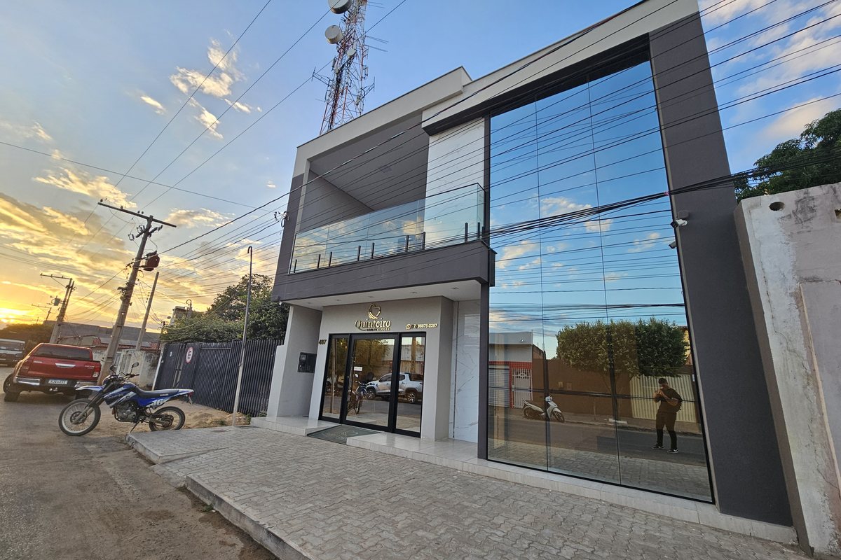 Fachada da Quinteiro Odontologia ao entardecer