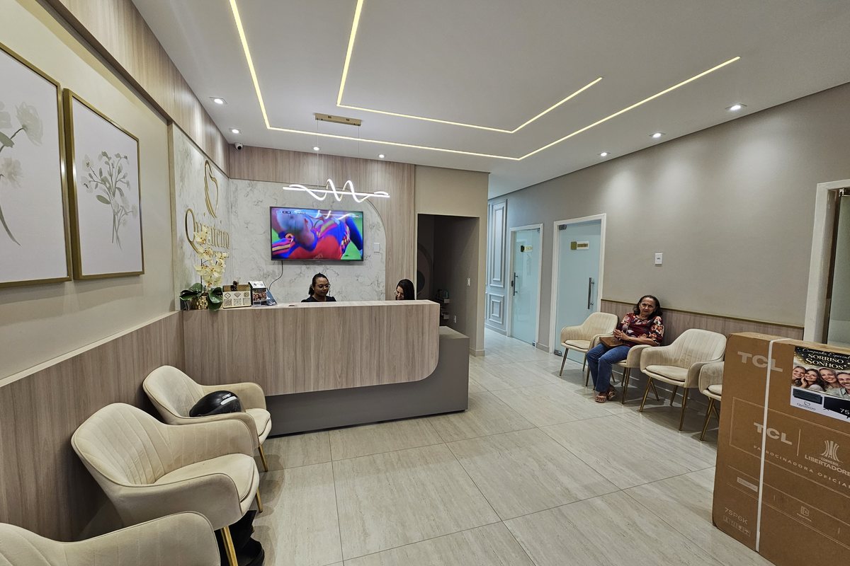 Recepção e sala de espera da Quinteiro Odontologia