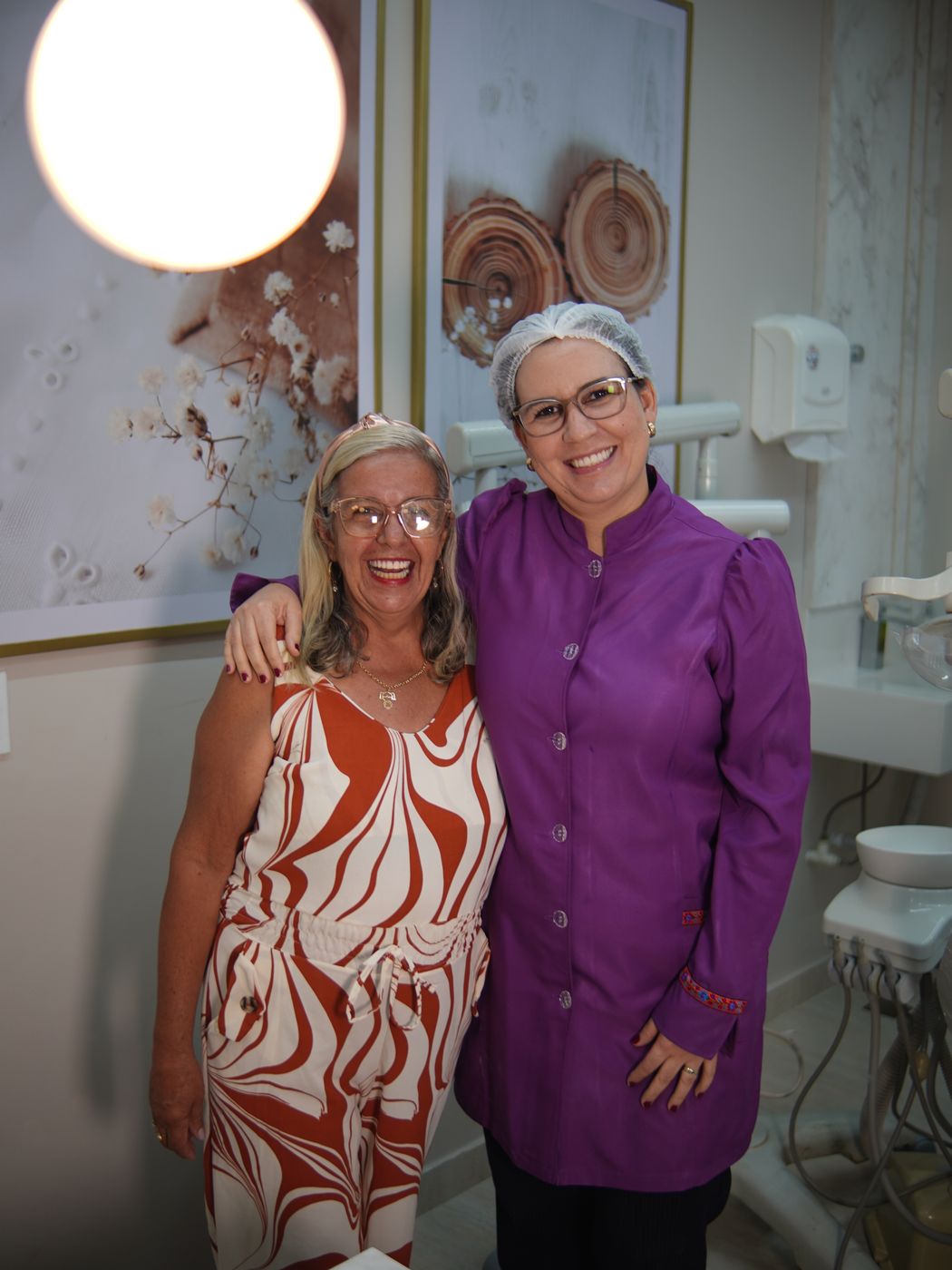 Dra. Maíra Quinteiro ao lado de uma paciente sorrindo